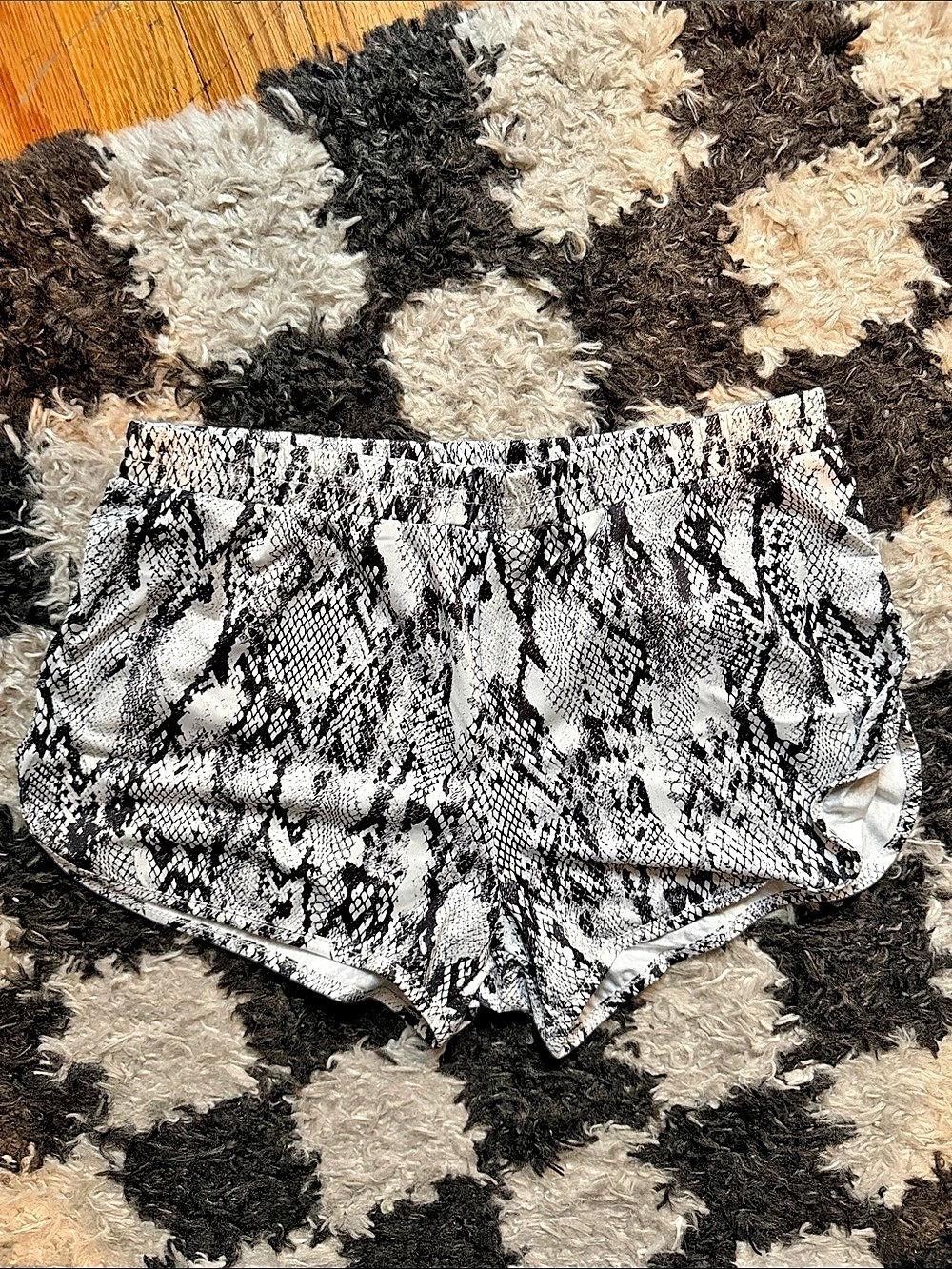JJ Malibu Stretch-It 2" Athletic Short Shorts - Snake Print Size Medium